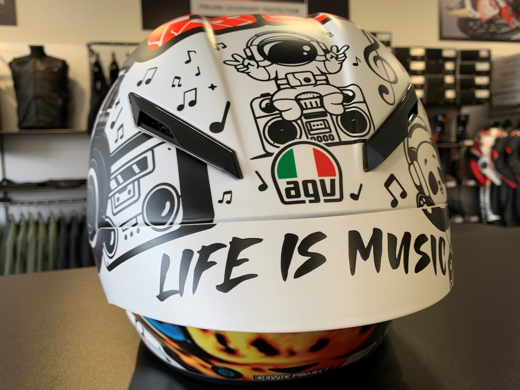 視線を奪われる希少デザインのヘルメット【PISTA GP RR】